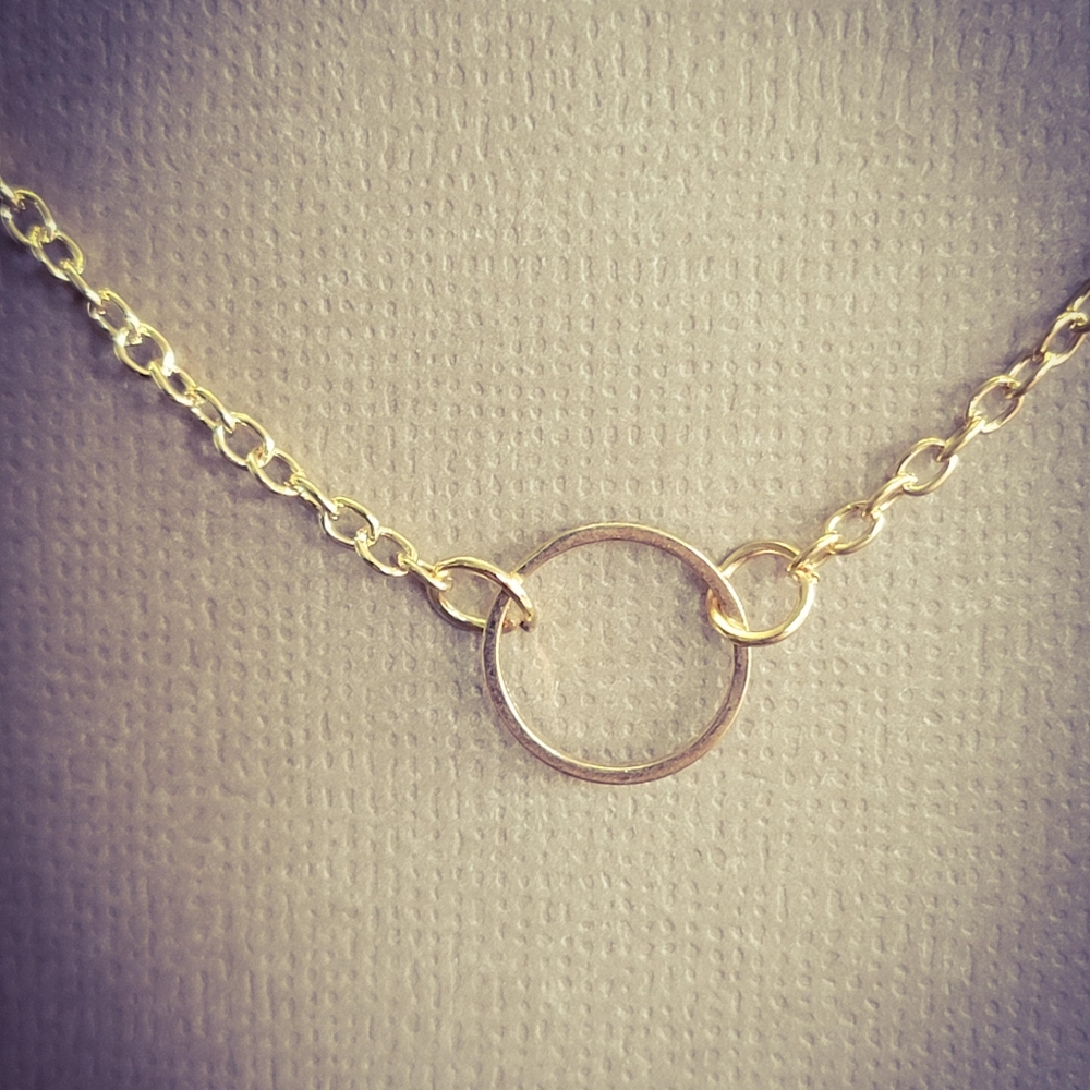 Dainty loop necklace